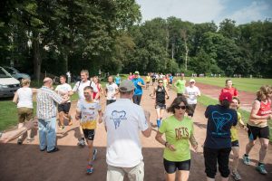 Muko-Spendenlauf Hannover 2014 - Es ist voll auf der Laufbahn