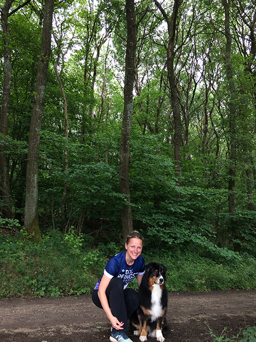 Muko-Spendenlauf 2021 - Foto von Stephanie zusammen mit ihrem Hund im Wald