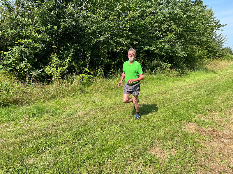 Muko-Spendenlauf 2021 - Jochen läuft über eine Wiese