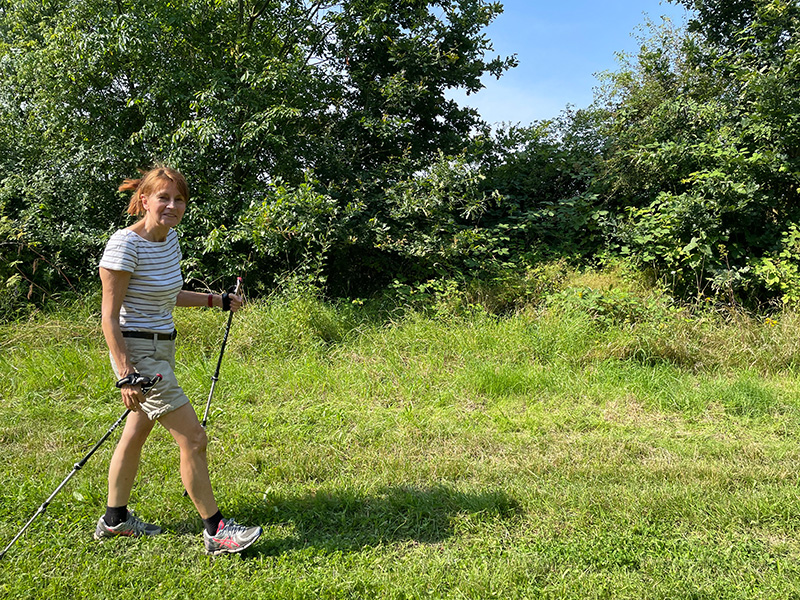 Muko-Spendenlauf 2021 - Edelgard mit Walkingstöcken im Grünen