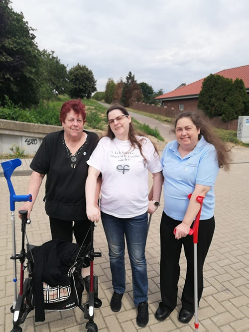 Muko-Spendenlauf 2021 - Gruppenfoto von Gisela mit Rollator, Annabell und Miriam mit Unterarmstützen