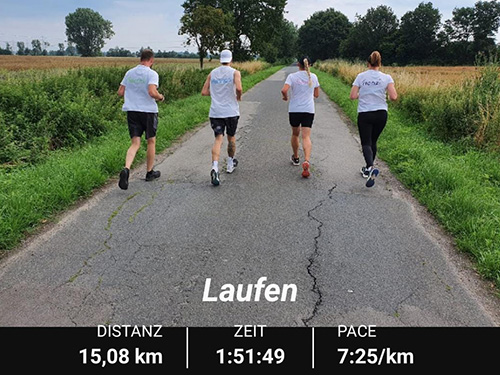 Muko-Spendenlauf 2021 - 4 Läufer*innen von hinten mit Zeit- und Kilometerangabe