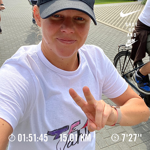 Muko-Spendenlauf 2021 - Selfie von Sandy mit Zeit- und Kilometerangabe
