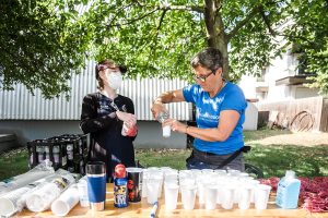 Foto Muko-Spendenlauf Hannover: zwei Helferinnen bei der Wasserausgabe
