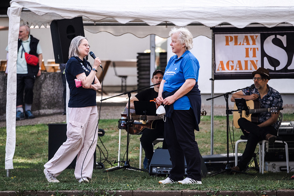 Foto Muko-Spendenlauf Hannover: Insa Krey bei der Begrüßung mit Helga Nolte