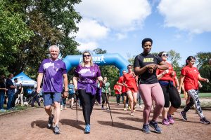 Foto Muko-Spendenlauf Hannover: verschiedene Läufer*innen und Nordic Walker