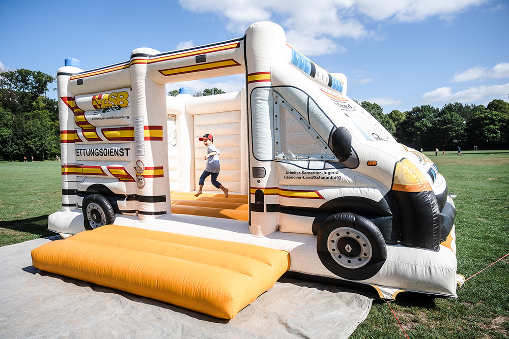 Foto Muko-Spendenlauf Hannover: ein Kind auf der Hüpfburg