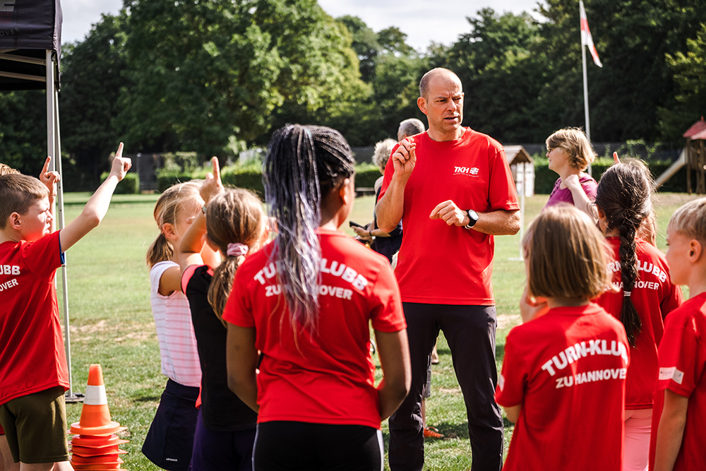 Foto Muko-Spendenlauf Hannover: Kindergruppe vom TKH Hannover bekommt letzte Erklärungen