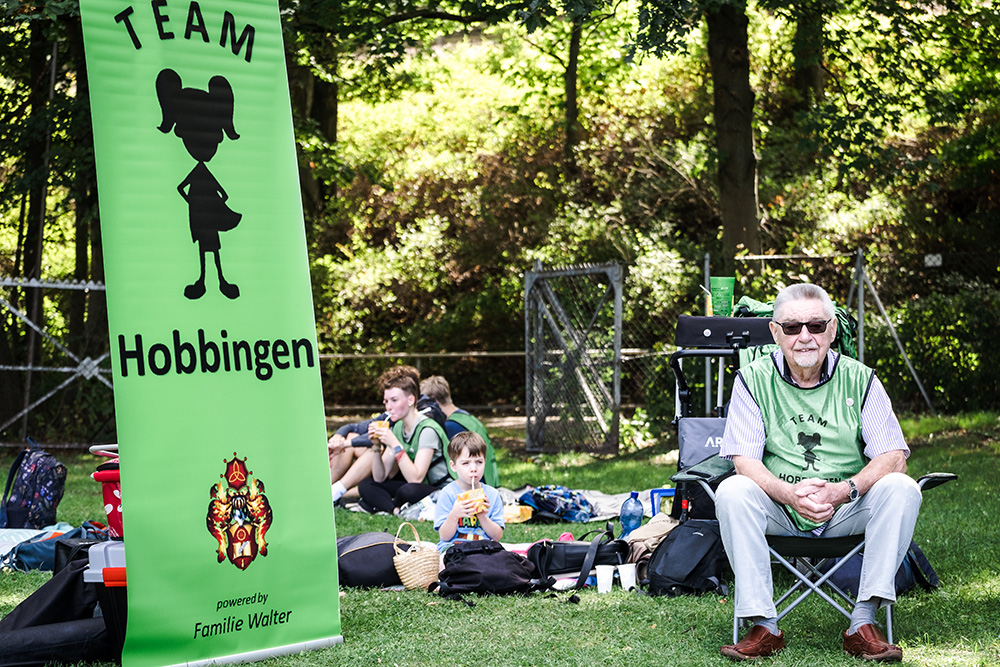 Foto Muko-Spendenlauf Hannover: Team Hobbingen mit Rollup mit Decken und Gartenstuhl auf dem Rasen