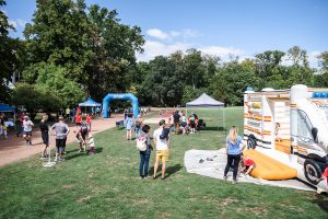 Foto Muko-Spendenlauf Hannover: Blick auf den Sportplatz und die Hüpfburg