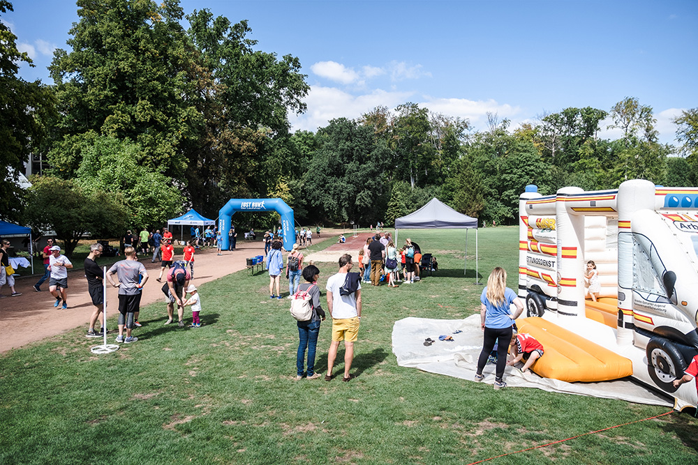 Foto Muko-Spendenlauf Hannover: Blick auf den Sportplatz und die Hüpfburg