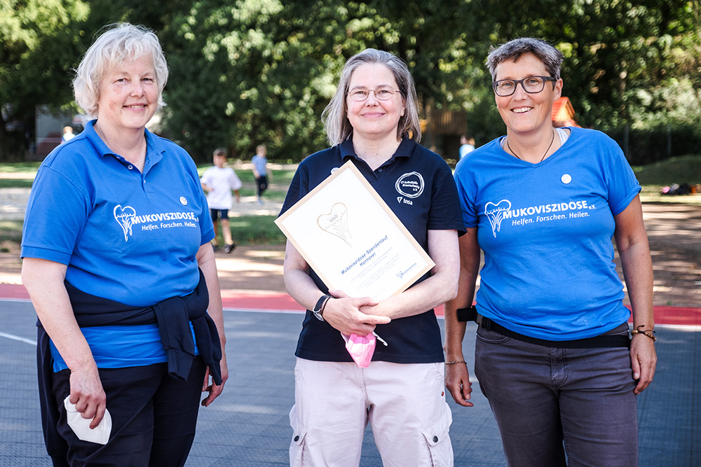Foto Muko-Spendenlauf Hannover: Helga Nolte, Insa Krey mit Urkunde, Anke Mattern