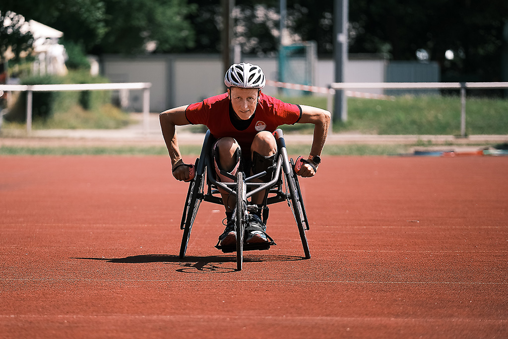 Foto: Para-Sportlerin Tina Deeken im Rollstuhl von vorne