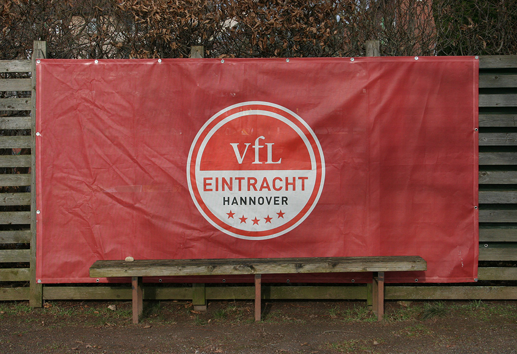 Foto: rotes Banner mit dem Logo des VfL Eintracht Hannover