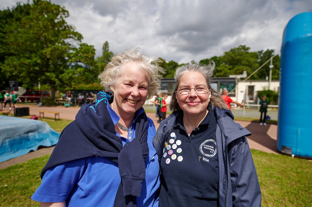 Foto vom 17. Muko-Spendenlauf 2024: Helga Nolte vom Haus Schutzengel und Insa Krey, Organisatorin des Muko-Spendenlaufs