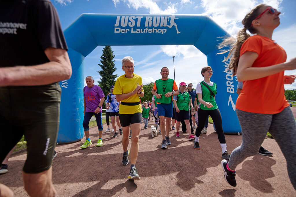 Foto vom 17. Muko-Spendenlauf 2024: nach dem Startschuss, viele Läufer*inenn laufen los