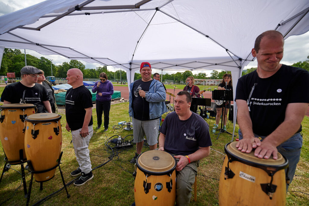 Foto vom 17. Muko-Spendenlauf 2024: Die Hand Hand in Hand