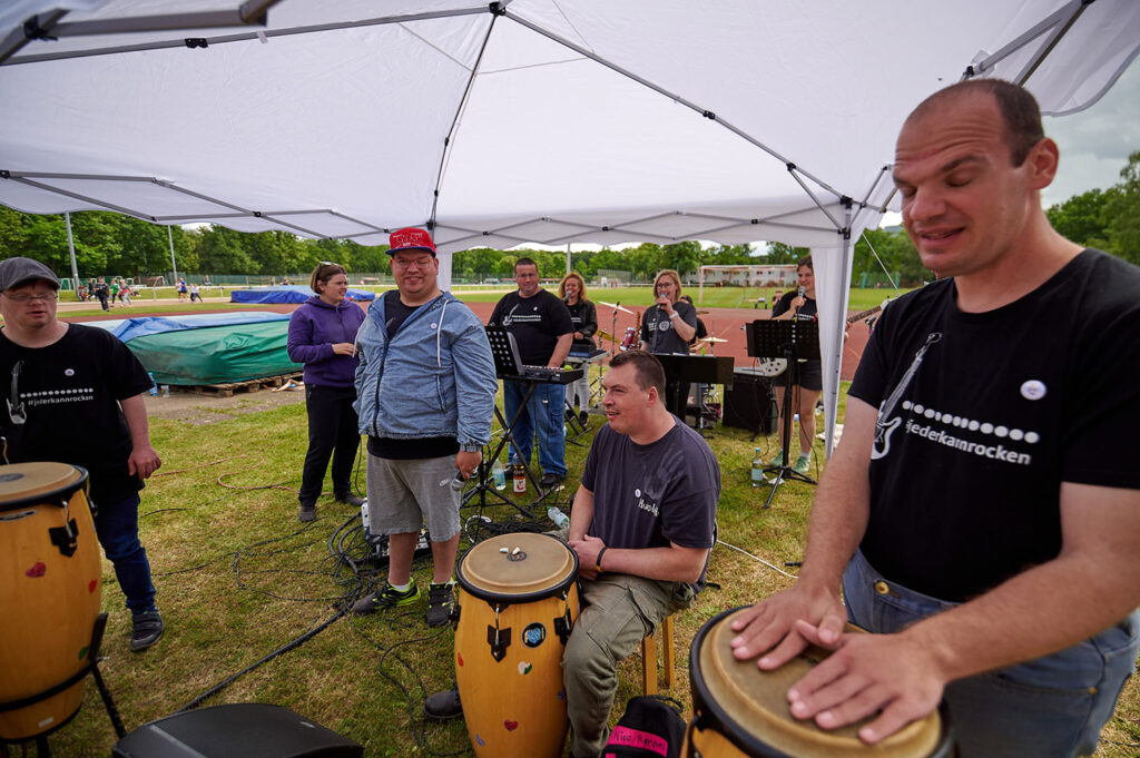 Foto vom 17. Muko-Spendenlauf 2024': Die Hand Hand in Hand